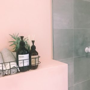 det lyserøde badeværelse